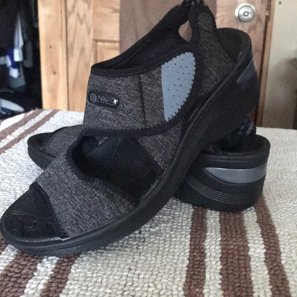 NWT Zees sandals